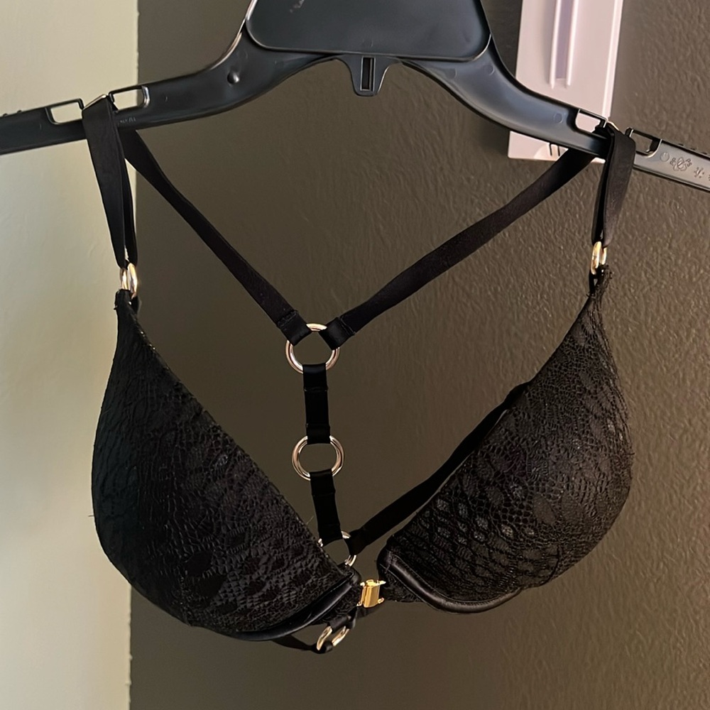 1 hour sale. Victoria’s Secret, 34DD, black bra, cage, gold rings, lift, sexy - Picture 2 of 7